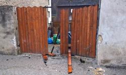 16-latek zabrał auto i urządził sobie nocną przejażdżkę. Zatrzymał się na bramie [foto]