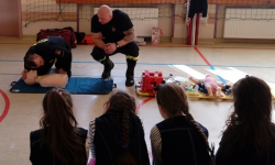 Strażacy-zawodowcy prowadzili prelekcję dla uczniów na temat udzielania pierwszej pomocy