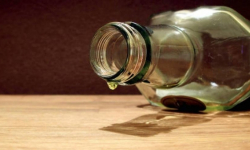 Wjechał na posesję i uszkodził ogrodzenie. Był pijany. Posiadał także zakaz prowadzenia pojazdów