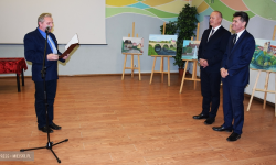 Sesja rady miejskiej z udziałem biskupa. Radni wręczyli na ręce starosty petycję [foto]