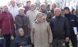 Policjanci wraz ze strażakami prowadzili szkolenie dla dzieci i seniorów w Ziębicach