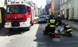 Kobieta dostała ataku padaczki. Pomogli przechodnie i strażacy