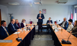 Strajk trwa, co z egzaminami gimnazjalnymi? Samorządowcy debatowali dziś w Stoszowicach [foto]