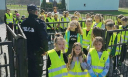 Spotkanie dzielnicowego z uczniami szkoły podstawowej nr 2 w Kamieńcu Ząbkowickim 