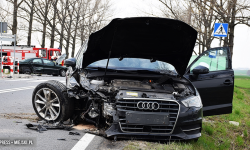 Zderzenie trzech pojazdów na skrzyżowaniu. Trzy osoby w szpitalu, droga zablokowana [aktualizacja]