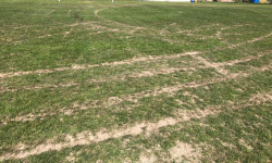 Amator driftu zniszczył boisko w Potworowie. Jest nagroda finansowa za wskazanie sprawcy [foto]