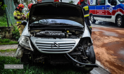 Citroen wypadł z drogi w Niedźwiedniku