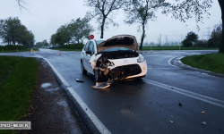 Zderzenie dwóch osobówek na skrzyżowaniu