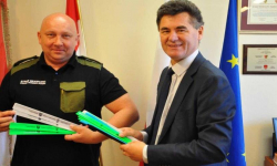 Starosta przekazał odblaski dla straży granicznej