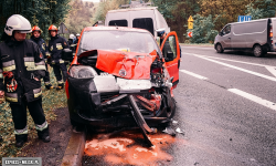 Zderzenie pojazdu dostawczego z osobówką na krajowej ósemce w Dębowinie