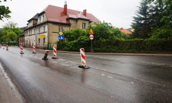 Prace związane ze stałą zmianą organizacji ruchu na drodze krajowej nr 46 w Złotym Stoku