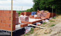 Trwa budowa  przy boisku w Stolcu. Powstaje obiekt wielofunkcyjny dla mieszkańców