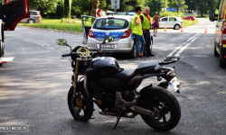 Zderzenie motocykla z osobówką. Kierowca jednośladu został zabrany do szpitala [foto]