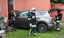 Jechał Golfem na „podwójnym gazie”. Podróż zakończył uderzając w budynek