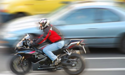Szaleńcy na motocyklach. Na liczniku prawie 180 kilometrów na godzinę! [video]