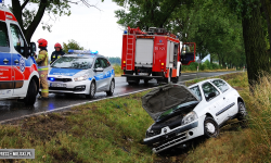Renault w rowie między między Ząbkowicami Śląskimi a Kamieńcem Ząbkowickim