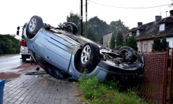 Zderzenie dwóch samochodów w Kamieńcu Ząbkowickim. Jedno auto dachowało [foto]