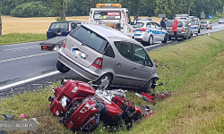 Wypadek z udziałem osobówki i motocykla za Szklarami [foto]