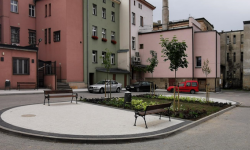 Zrewitalizowane podwórka czekają na odbiór, obiekt wielofunkcyjny w Stolcu pnie się w górę