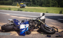 Zderzenie samochodu osobowego z motocyklem za Złotym Stokiem [foto]