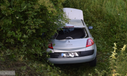 Zderzenie na skrzyżowaniu Legnickiej z krajową ósemką. Osobówka przeleciała przez barierki