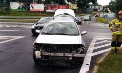 Zderzenie Renault i Audi na skrzyżowaniu ul. Legnickiej z krajową ósemką