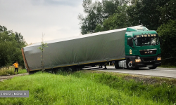 Samochód ciężarowy wjechał naczepą do rowu. Droga jest zablokowana [foto]