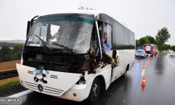 Naczepa samochodu ciężarowego uderzyła w autobus. Kierowca tira odjechał z miejsca zdarzenia 