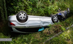 Wypadł z drogi i staranował zaparkowane na poboczu auto. Pojazdy wylądowały w strumyku