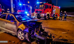 Czołowe zderzenie dwóch pojazdów na małej obwodnicy Ząbkowic Śląskich [foto] [aktualizacja] 
