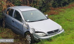Na krajowej ósemce osobowy Opel wypadł z drogi [foto]