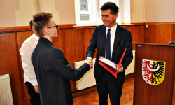 Wybitni uczniowie otrzymali po tysiąc złotych nagrody 