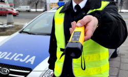 24-latek kierował autem na podwójnym gazie. Miał dwa aktywne zakazy i cofnięte uprawnienia