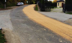 Rozsypane zboże na jezdni między Stolcem a Sieroszowem