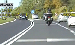Łamał przepisy i przekraczał prędkość. Motocyklista wpadł w ręce policjantów z grupy Speed [video]