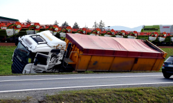 Ciężarówka w rowie na wysokości Przyłęku [foto]