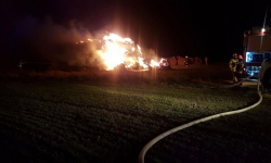 Pożar sterty słomy w Przedborowej. Akcja trwa już od kilkunastu godzin