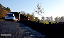 Między Służejowem a Ziębicami samochód ciężarowy przewożący węgiel wpadł do rowu [foto]