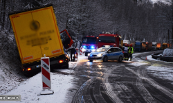 Kolizja dwóch samochodów ciężarowych w Dębowinie