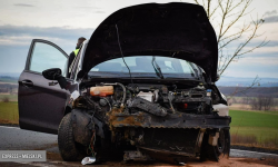 Ford Fiesta wypadł z krajowej 46 między Złotym Stokiem a Mąkolnem [foto]