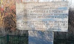 Działka w Brukalicach z pamiątkową tablicą już własnością gminy. Zostanie uporządkowana