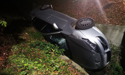 Renault wpadło do potoku. Kierowca oddalił się z miejsca zdarzenia [foto]