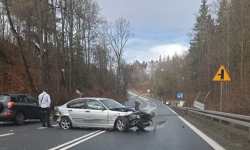 BMW wypadło z drogi i uderzyło w bariery. Kilka godzin wcześniej dachowało Audi