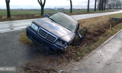 Mercedes wylądował w rowie koło Olbrachcic Wielkich. Z auta nieznani sprawcy skradli...koło zapasowe
