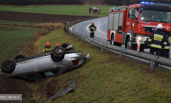 Ford przeleciał przez barierki i wylądował na polu. Kolejne dachowanie na krajowej ósemce [foto]