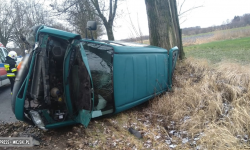 Groźny wypadek na granicy powiatów. Z drogi wypadł Volkswagen [foto]