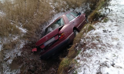 Mercedes w rowie między Zwróconą a Brodziszowem