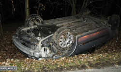 Za Sieroszowem dachowało osobowe Renault. Kierowca zbiegł z miejsca zdarzenia [foto]