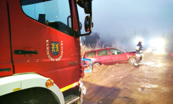 Ślisko na drogach. Trzy kolizje z udziałem Renault o poranku