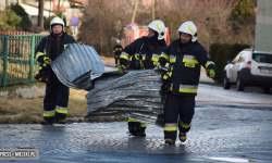 Zerwane dachy, uszkodzone obiekty mieszkalne. Mocny wiatr daje się we znaki [foto] [aktualizacja]